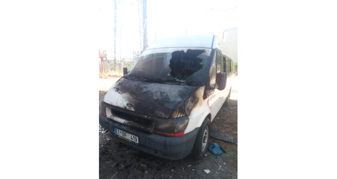 Kahta’da Park halindeki minibüs yandı