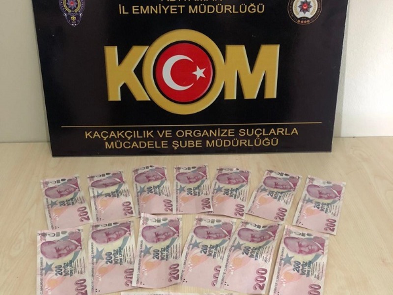Polis, Sahte Paraları Atarak Kaçmaya Çalışan Şüpheliyi Yakaladı
