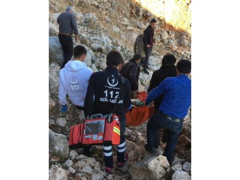 Sağlık ekipleri, dağ başında hastayı 4 kilometre taşıdı