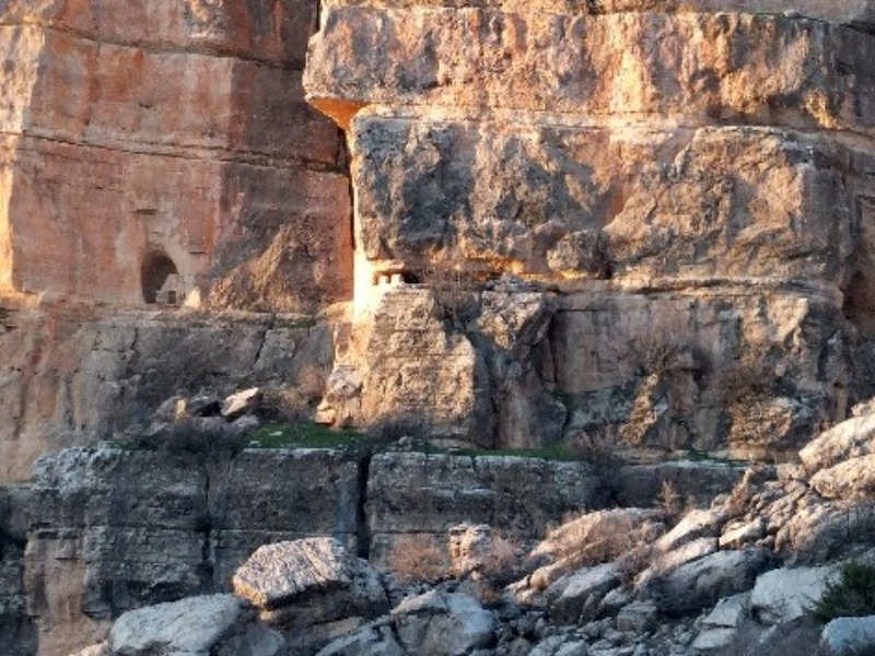 Gerger’de sarp kayalıklarda dini yapı