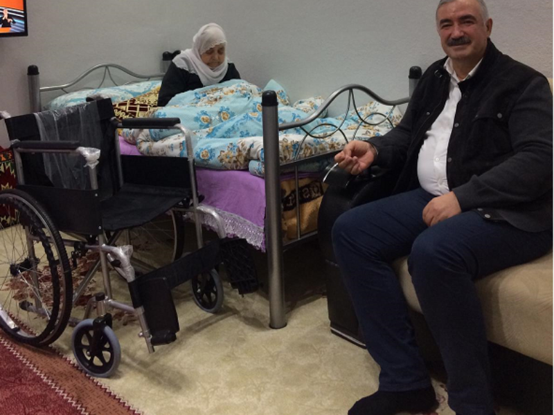 Başkan Turanlı'dan engelli anneye sürpriz ziyaret