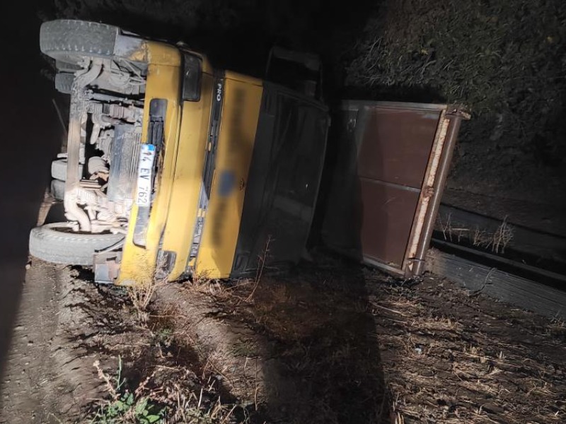 Sincik’de Demir yüklü kamyon devrildi: 2 yaralı