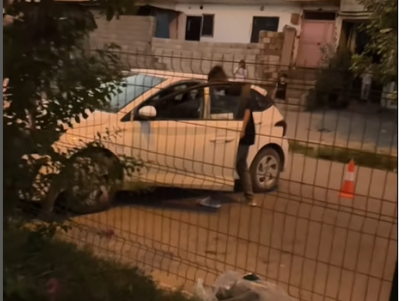 Kahta’da otomobil refüje çarptı