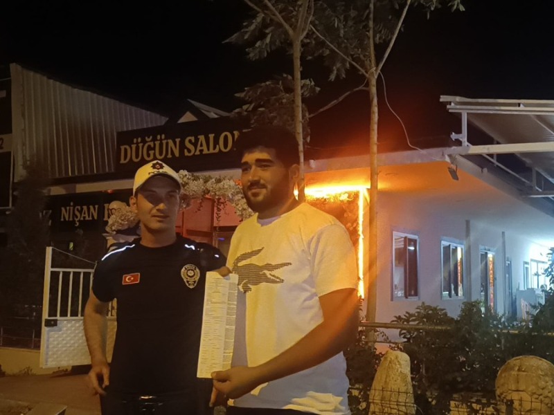 Ceza kesen polislerle hatıra fotoğrafı çektiler