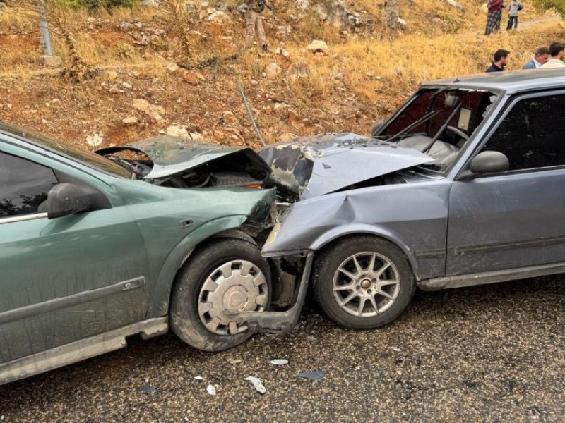 Adıyaman'da iki otomobil kafa kafaya çarpıştı: 4 yaralı