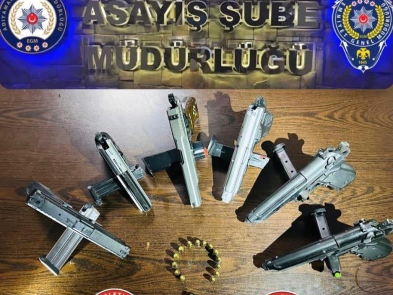 Kahta'da Şüpheli şahısların üzerinden 6 adet tabanca ele geçirildi