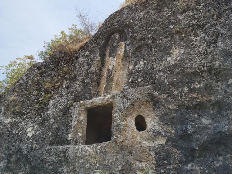 Adıyaman'da bin 700 yıllık kadın kabartmalı oda mezarı bulundu