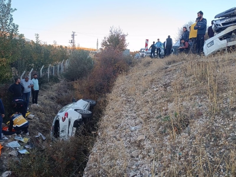Kafa kafaya çarpışan araçlardaki 11 kişi yaralandı