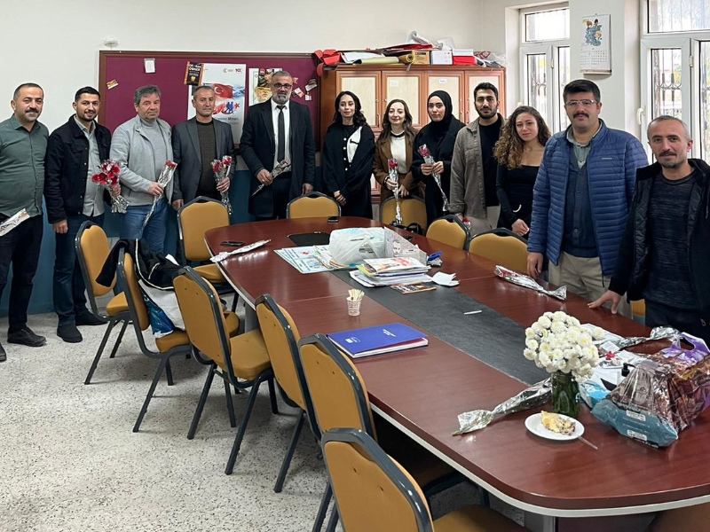 Demokrasi ve Birlik Derneği Kahta Şube Başkanı Yusuf Aslan, Öğretmenler Günü'nde Öğretmenleri Unutmadı