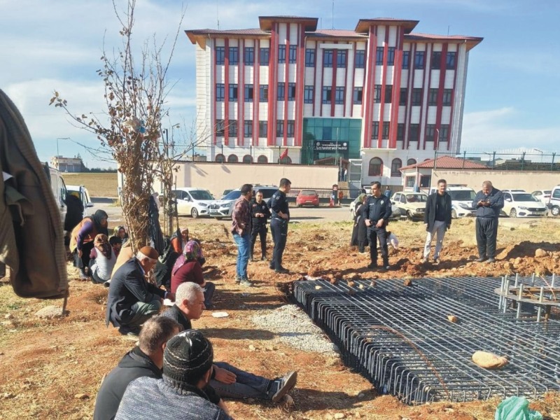 Belediyeye ait yeşil alandaki baz istasyonuna tepki