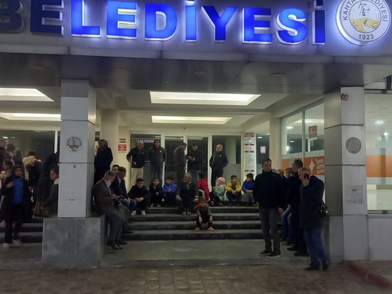 Kahta Belediyesi Önünde Oturma Eylemi
