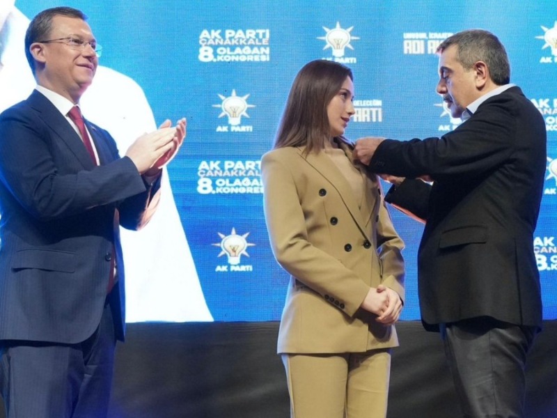 Türkiye'nin en genç belediye başkanı AK Parti'ye katıldı