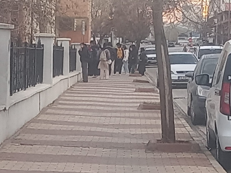 Bu Öğrenciler Sabahın Köründe Neyi Bekliyor.?