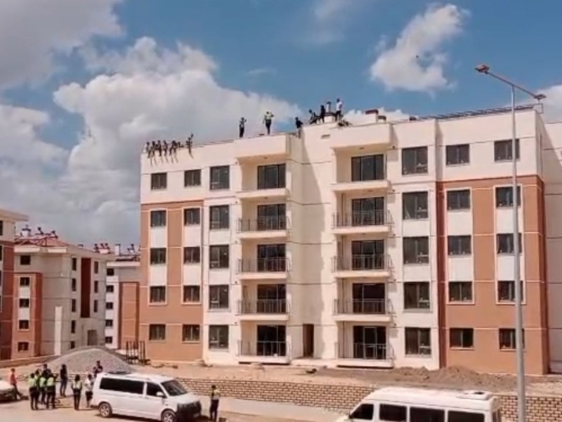 Adıyaman'da deprem konutları şantiyesinde işçi eylemi: 'Üç aydır ücret alamıyoruz'