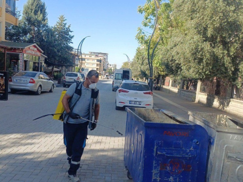 Adıyaman Belediyesi, ilaçlama çalışmaları için sahada