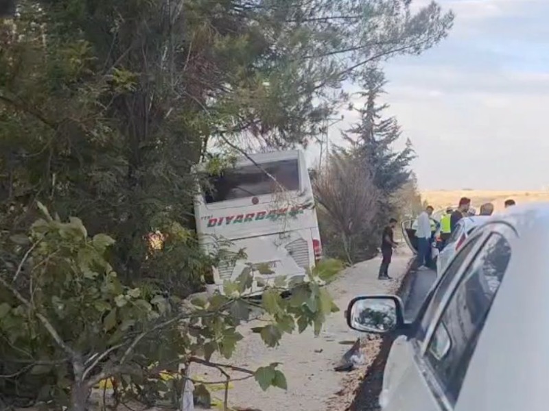 Adıyaman'da, otobüs ile otomobilin çarpıştığı feci kazada bir aile yok oldu 