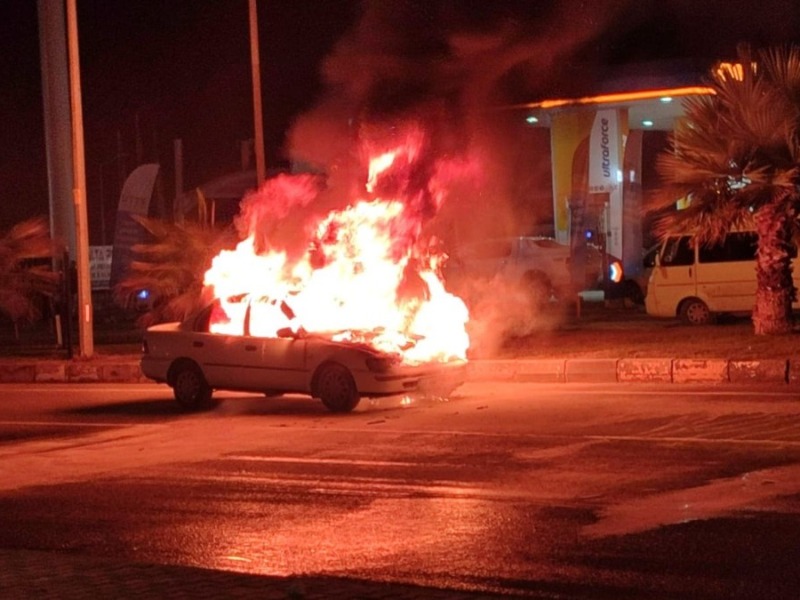 Adıyaman'da seyir halindeki otomobil alev aldı 
