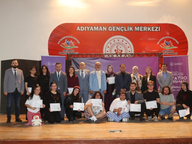 Adıyaman'da gençler tiyatro sahnesinde hünerlerini sergiledi
