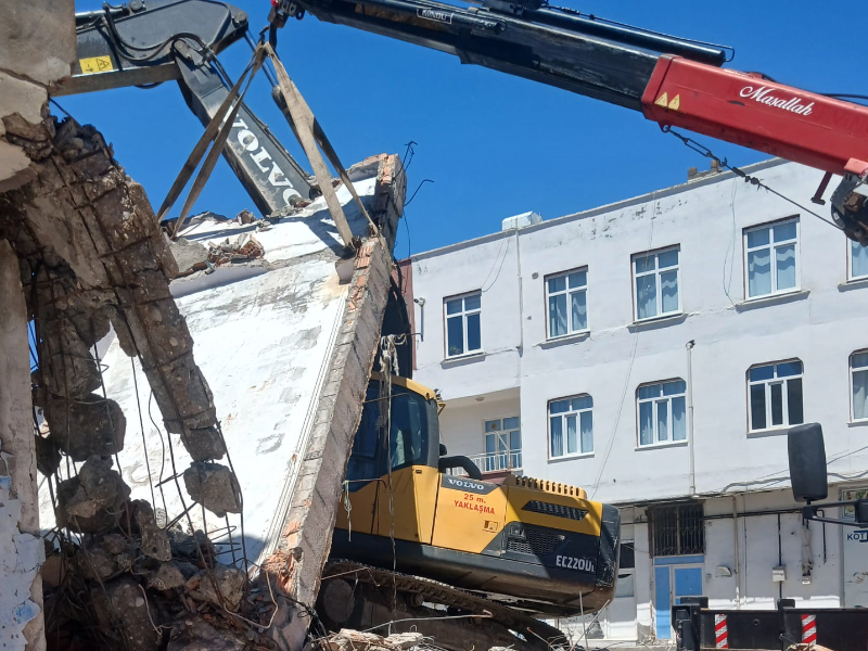 Kahta'da Kontrollü Yıkımda Maddi Hasar Oluştu