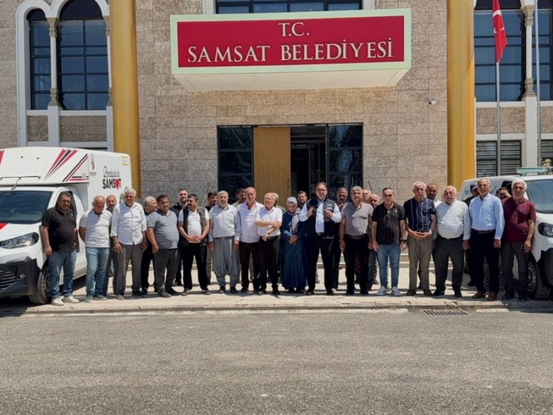 Samsat Belediye Başkanı Fırat, şahsi bütçesiyle aldığı 2 aracı belediyeye hibe etti