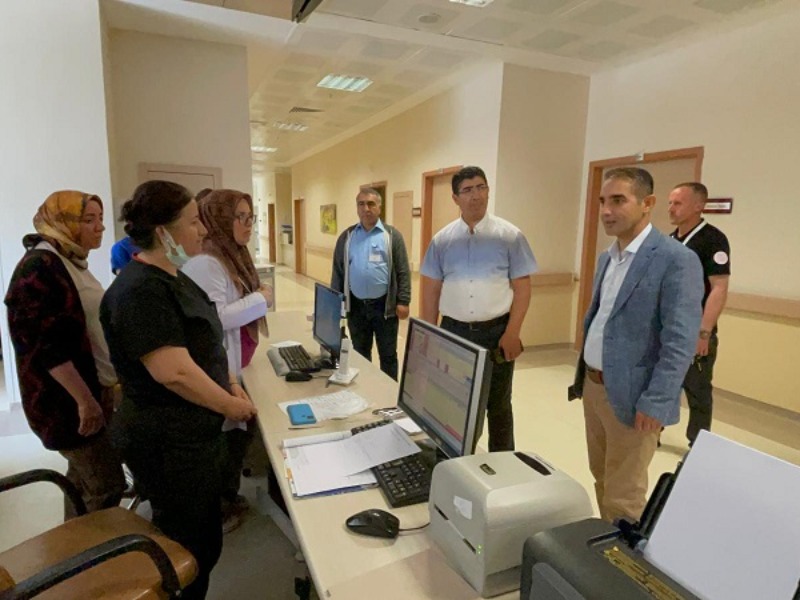 Başhekim Şirik, hastanedeki çalışmaları inceleyerek hastaları ziyaret etti
