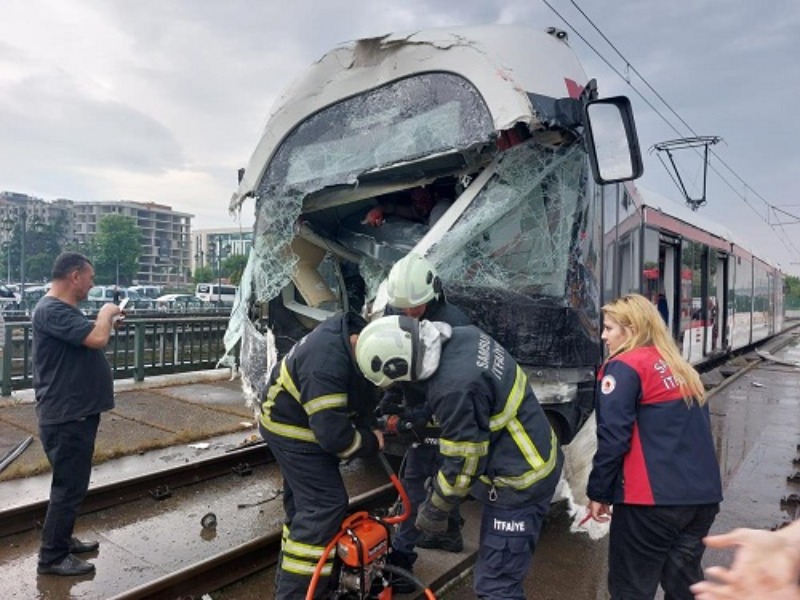 Tramvaylar kafa kafaya çarpıştı: 2’si ağır 26 oldu