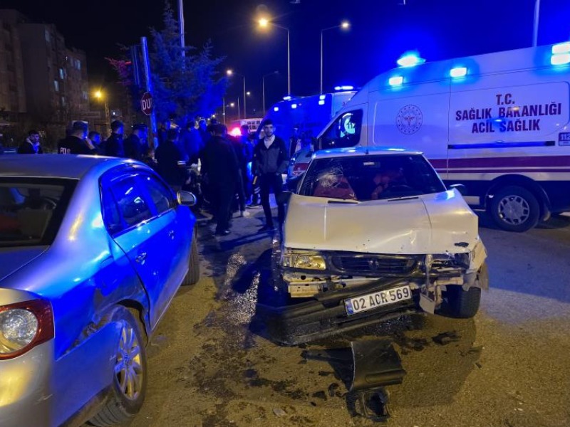 Kahta'da iki otomobil çarpıştı: 12 yaralı