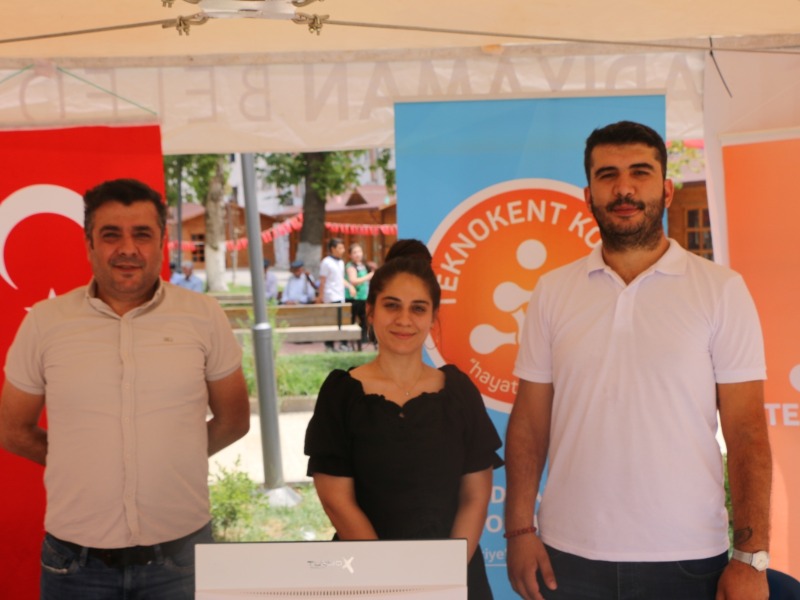 Gönüllü öğretmenler Demokrasi Parkı'nda 'LGS Tercih Çadırı' açtı