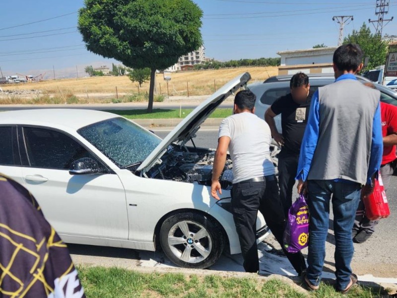 Seyir halindeki otomobil alev aldı