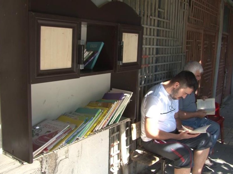 Bu fırında ekmek bekleyen müşteriler kitap okuyor